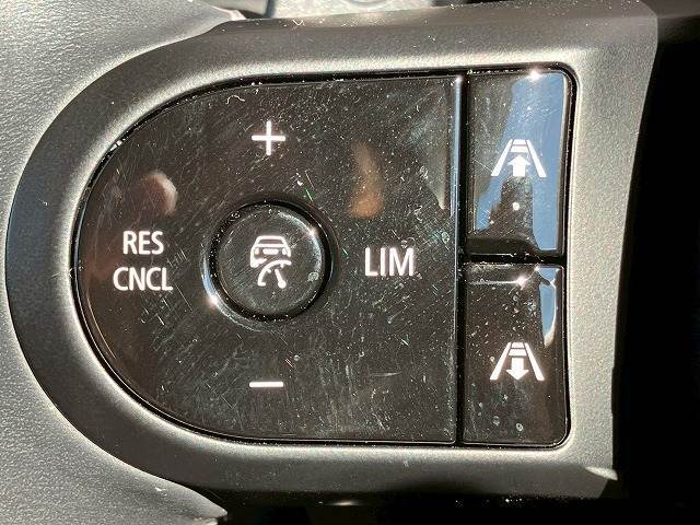 アクティブ・　クルーズ・コントロールが装備されております！希望速度を設定しておくと、車両は自動的にその速度を保ち、前方車両が近い場合、許容される範囲で前方車両の速度に自動的に調節！