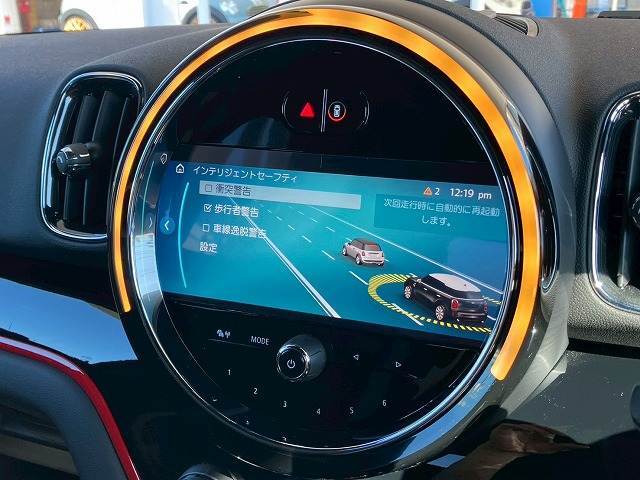 車両前部のカメラが車間距離を測定。衝突の危険を察知すると、警告機能が作動します！ブレーキ圧を調整することで反応を早め、ブレーキをサポート！対歩行者を含む衝突被害軽減ブレーキ機能も備えています。