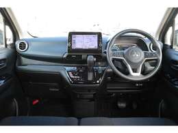 飽きのこないインテリアデザイン。小物入れなど嬉しい装備が満載です