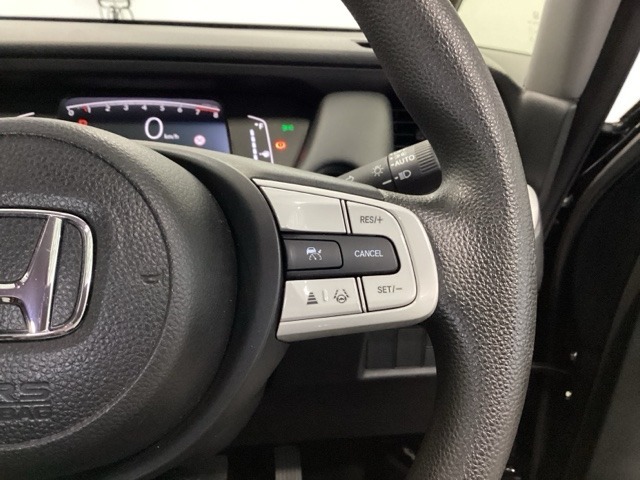ステアリング右手側に安全運転支援機能のホンダセンシングをコントロールするスイッチ、左手側にオーディオ関連のコントロールスイッチを配置、視線を逸らすことなく運転に集中できます