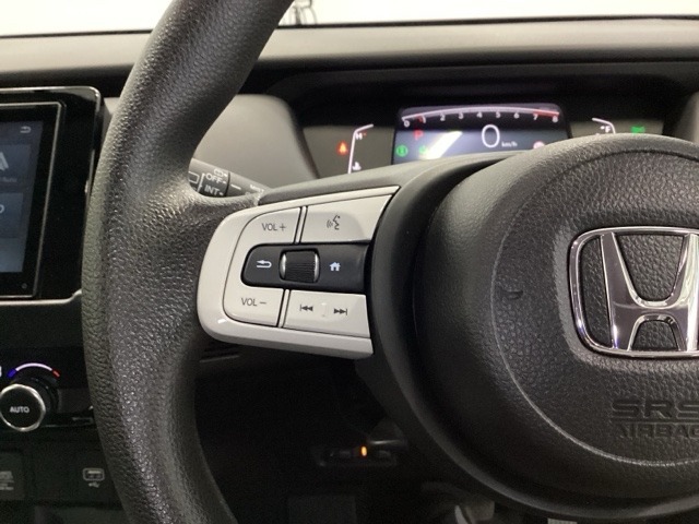 ステアリング左手側はオーディオ関連の操作スイッチです。視線を逸らすことなく運転に集中できます
