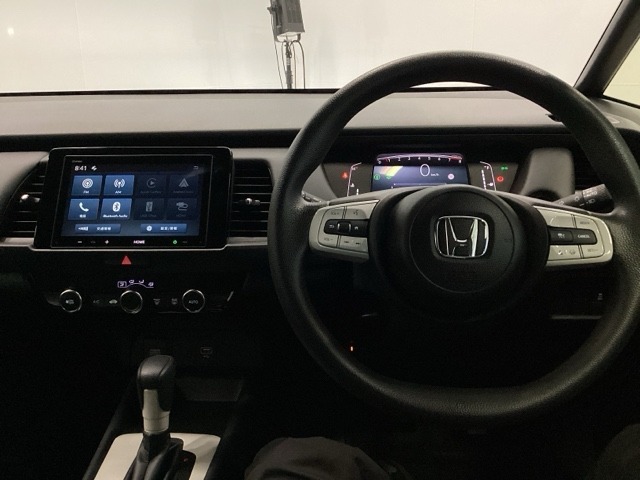 ホンダ純正ディスプレイオーディオ搭載なので、遠方へのドライブもお任せ下さい！ステアリング左手側にオーディオ関連のコントロールスイッチを配置しています。操作時は視線を逸らすことなく運転に集中できます