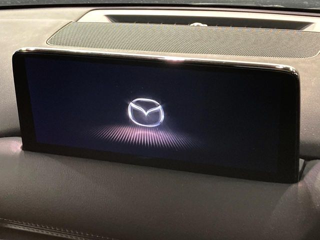 【メーカー純正ナビ】インテリアに溶け込むスタイリッシュな「専用設計」メーカーナビを装備♪視認性や操作性など基本性能にも優れ、より上質なカーライフをお楽しみいただけます。