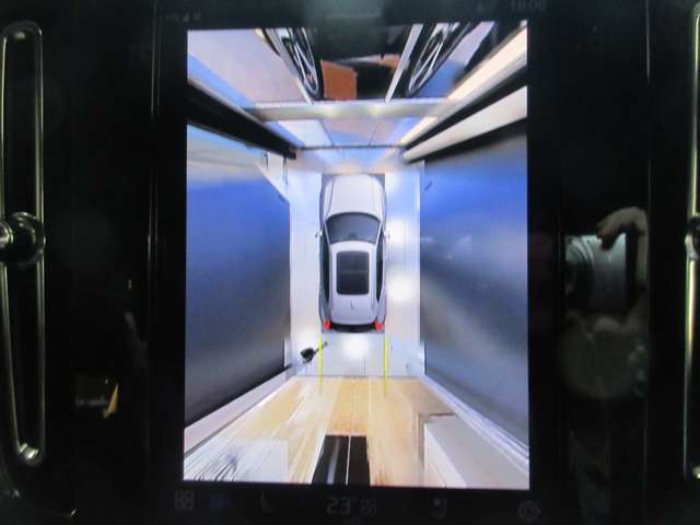 360°ビューカメラ　車両の周囲に装備されている4個のカメラを使用して、車両を真上から見下ろしている画像を作成し、センターディスプレイに表示します。
