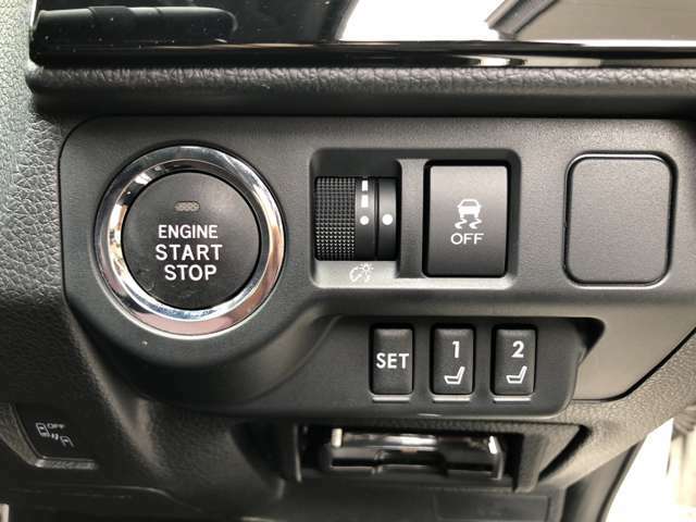 【運転席シートポジションメモリー】スイッチを押すだけで自分のポジジョンにシート・ミラーが調節されます。