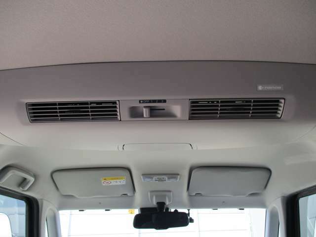 天井のファンで後席へ送風。空気を効率的に循環させ、温度を均一に保ちます。