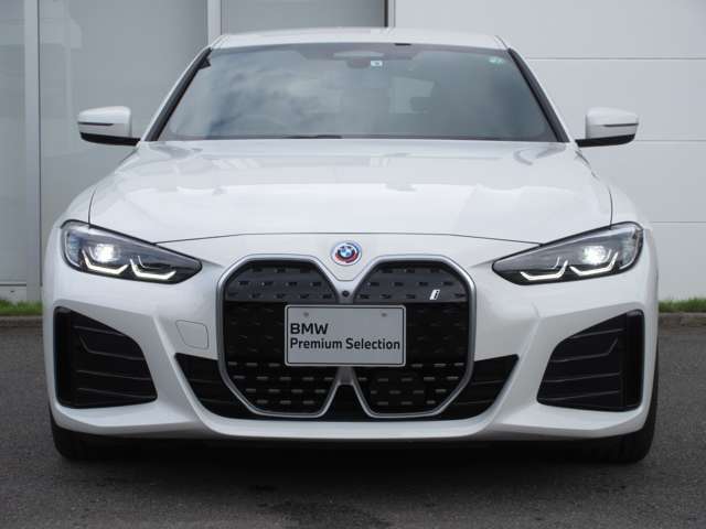 BMWと言えば特徴的なキドニーグリル。ダイナミックなフロントマスクを演出します。