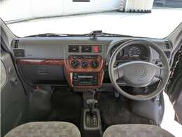 シンプルで実用性重視のデザイン。ウッド調のパネルがおしゃれなアクセントに