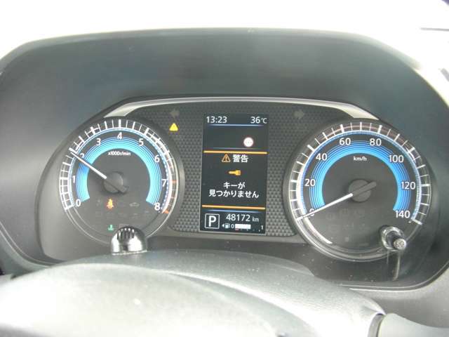 軽自動車なのにタコメーターまで標準装備！！視界性もバッチリです！