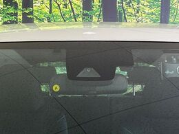 【トヨタセーフティセンス】走行中に前方の車両等を認識し、衝突しそうな時は警報とブレーキで衝突回避と被害軽減をアシスト。より安全にドライブをお楽しみいただけます。