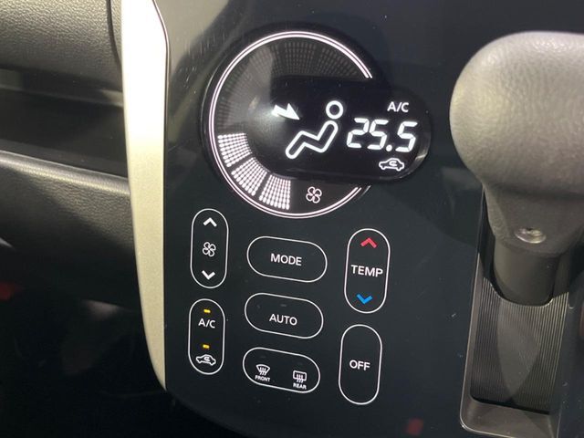 【オートエアコン】一度お好みの温度に設定すれば、車内の温度を検知し風量や温度を自動で調整。暑い…寒い…と何度もスイッチ操作をする必要はありません。快適な車内空間には必須の機能ですね♪