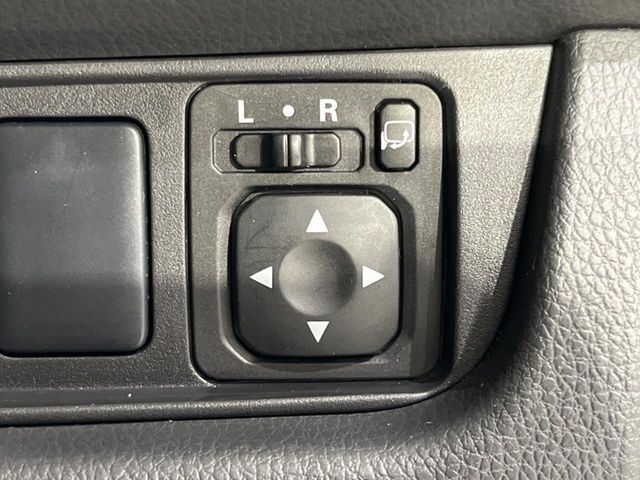 【電動格納ミラー】サイドミラーは電動格納式となっており、狭い駐車場でもキズがつくリスクを抑えられます。