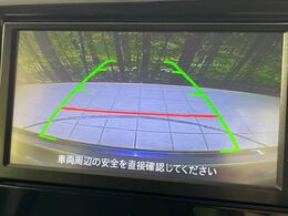 【バックカメラ】駐車時に後方がリアルタイム映像で確認できます。大型商業施設や立体駐車場での駐車時や、夜間のバック時に大活躍！運転スキルに関わらず、今や必須となった装備のひとつです！