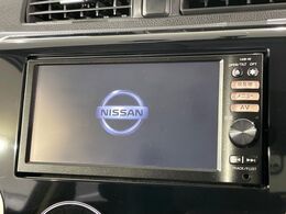 【純正ナビ】人気の純正ナビを装備しております。ナビの使いやすさはもちろん、オーディオ機能も充実！キャンプや旅行はもちろん、通勤や買い物など普段のドライブも楽しくなるはず♪