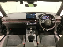 車内は光触媒抗菌消臭施工済です。スタイリッシュなデザインでスポーティなインパネ周りを演出します。グローブボックスやカップホルダーのほかにトレーなどたくさんの収納スペースが付いています。