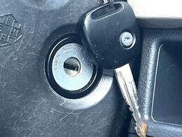【キーレス】少し離れた場所からでもボタン一つでドアの開錠・施錠ができるのでとっても便利！ドアの鍵穴周りに傷をつけることもありません♪