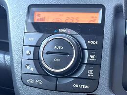 【オートエアコン】一度お好みの温度に設定すれば、車内の温度を検知し風量や温度を自動で調整。暑い…寒い…と何度もスイッチ操作をする必要はありません。快適な車内空間には必須の機能ですね♪