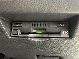 【ETC】有料道路を利用する際に料金所で停止することなく通過できる、ETC車載器（ノンストップ自動料金収受システム機器）が装備されています。セットアップを行うことで利用可能になります。