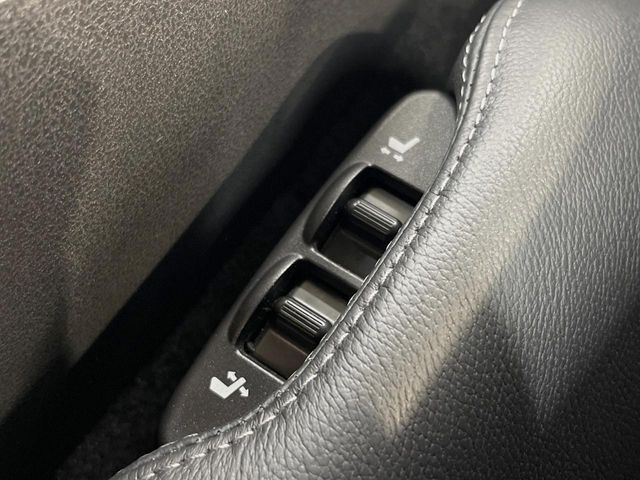 【パワーシート】スイッチ一つで簡単にシートの微調整が可能！電動だから力もいりません！快適なシートポジションにセットして、快適なドライブをお楽しみください。
