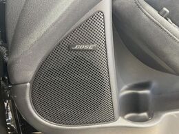 【BOSEサウンドシステム】メーカーオプションの高品位サウンドシステムを搭載。専用のチューニングが施された大小様々なスピーカーから良質なサウンドが奏でられ、臨場感あふれる音響空間を演出します。