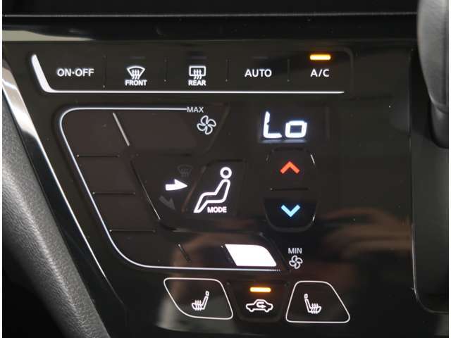 タッチパネル式フルオートエアコン　運転席/助手席シートヒーター装備