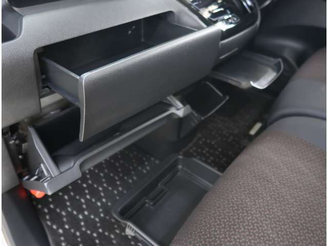 助手席周りは収納スペースが充実しています　※フロアマット装着ございません