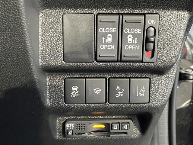 【ETC】有料道路を利用する際に料金所で停止することなく通過できる、ETC車載器（ノンストップ自動料金収受システム機器）が装備されています。セットアップを行うことで利用可能になります。