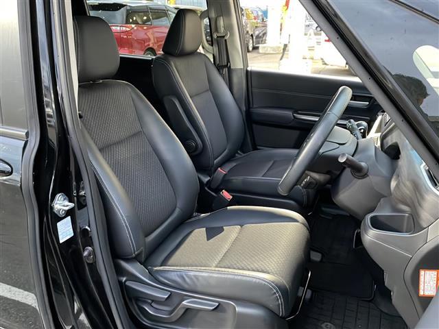 【運転席】座り心地が良いシートなので長時間の運転でも快適にお過ごしいただけます。新品のフロアマットのご注文も可能です。掲載箇所以外にご希望の写真がございましたらお気軽にお問い合わせ下さい。