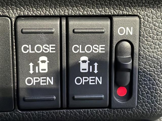 【　両側パワースライドドア　】小さなお子様でもボタンひとつで楽々乗り降り出来ます♪駐車場で両手に荷物を抱えている時もボタンひとつで自動で開いてくれますので、ご家族でのお買い物にとっても便利な装備です