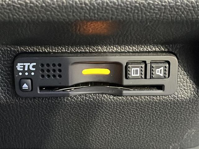 【ETC】有料道路を利用する際に料金所で停止することなく通過できる、ETC車載器（ノンストップ自動料金収受システム機器）が装備されています。セットアップを行うことで利用可能になります。