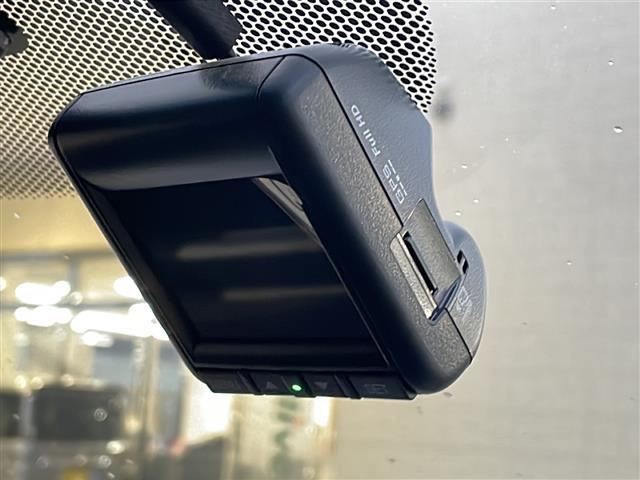 【ドライブレコーダー】映像・音声などの運転中の記録を残します。事故などを起こした起こされた時の証拠になりえますので、もしも時でも安心ですね。