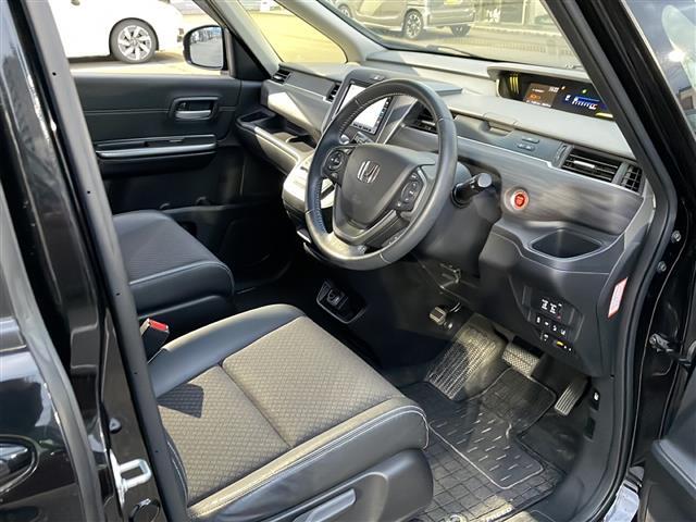 【運転席】座り心地が良いシートなので長時間の運転でも快適にお過ごしいただけます。新品のフロアマットのご注文も可能です。掲載箇所以外にご希望の写真がございましたらお気軽にお問い合わせ下さい。