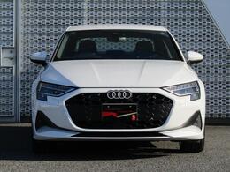 AUDIの特徴シングルフレームグリルは力強さとエレガントな雰囲気を醸し出します。