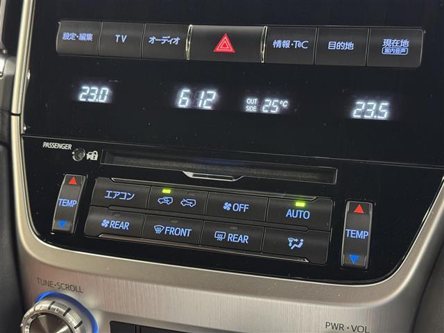 【左右独立オートエアコン】左右独立型、いわゆるデュアルエアコンです。運転席と助手席でそれぞれお好みの温度を設定可能です。
