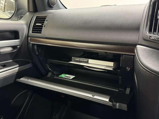 【グローブボックス】車検証、サングラスやCDなど小さい荷物が収納できるので車内を綺麗に整頓できますね。