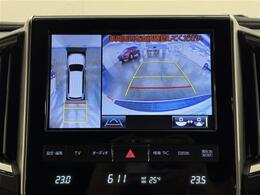 【マルチテレインモニター】自車周辺をぐるりと俯瞰できるカメラで危険を察知。上空からの映像で自動車や障害物の位置が詳細に確認できるので、狭い駐車場でも安心して駐車できますね。