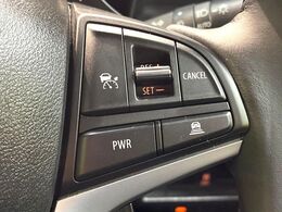 【アダプティブクルーズコントロール】高速道路での長距離走行が楽に！！自動で速度を保つクルーズコントロールが、衝突軽減システムと連携し、前方の車両を感知して車間を保つように速度調節してくれます！！