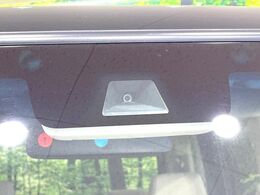 【ホンダセンシング】走行中に前方の車両等を認識し、衝突しそうな時は警報とブレーキで衝突回避と被害軽減をアシスト。より安全にドライブをお楽しみいただけます。