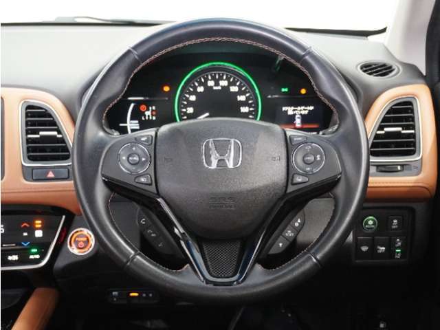 【Honda SENSING】 カメラ等装置で精度の高い検知能力を発揮、安全運転を支援します。ステアリング上のコントローラーに注目！