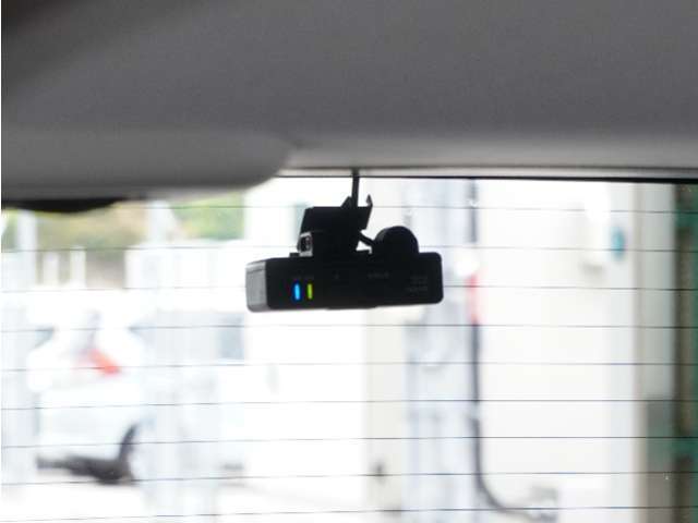 この車にはリアにもドライブレコーダーを装備しております◆映像・音声などを記録する自動車用の装置です。　もしもの事故の際の記録はもちろん、旅行の際の思い出としてドライブの映像を楽しむことができます。