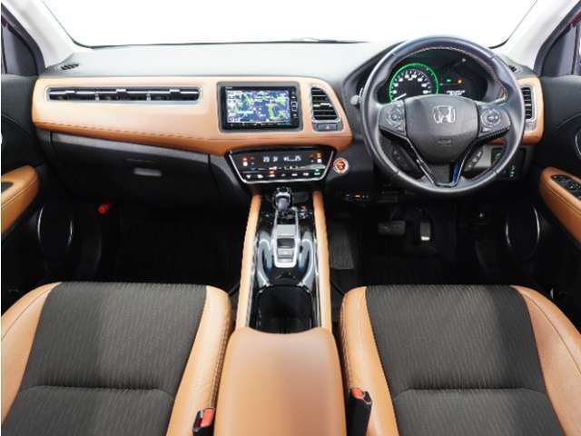 視界広々で運転しやすくロングドライブでも疲れを感じさせないすっきりとまとまったインパネ周りです。