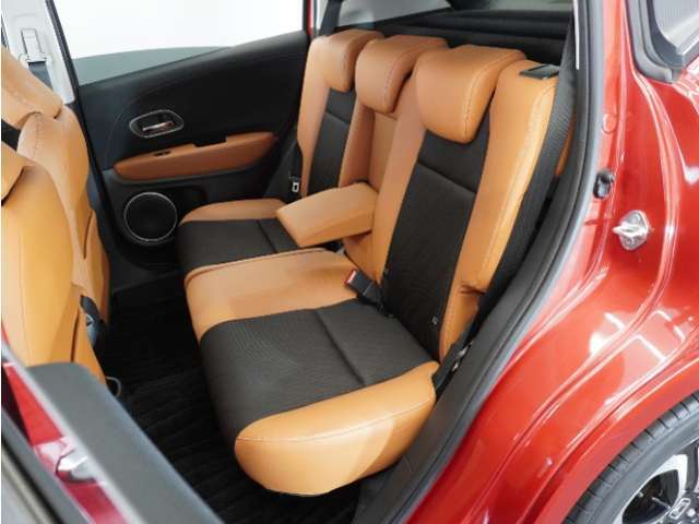 家族やご友人とBBQに行くとき、楽しさは道中の車内から始まっています！このベンチシートに座って、みんなで和気あいあい盛り上がりましょう！