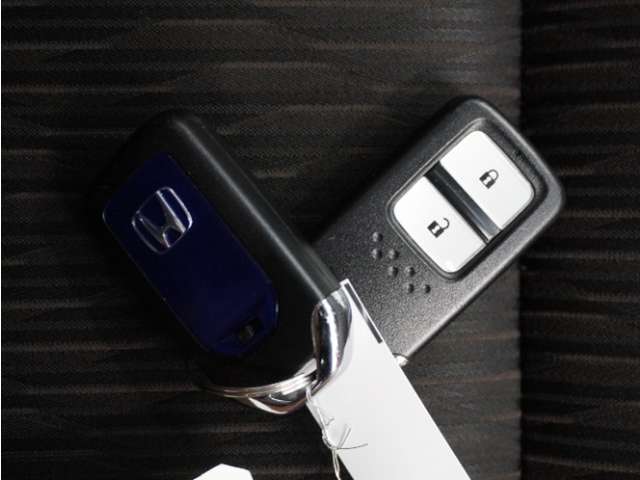 ◆スマートキー◆カギをバッグやポケットに入れたままでもドアロックの開閉ができる『スマートキー』付き！雨天や暗くなってもカギを取り出す必要がなくドアの開錠＆エンジンも始動できます
