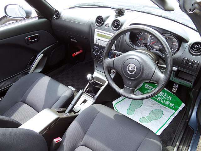 視界が広く運転しやすいように設計された運転席周り。運転が苦手なお客様でもこれなら安心ですね。