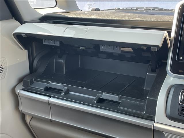 【グローブボックス】車検証ケースや、日頃使う小物類の収納に便利ですね！