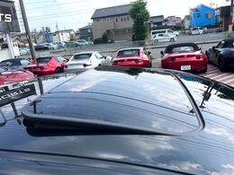 【ムーンルーフ】開放感たっぷりの希少装備、ムーンルーフが装着されています！車内に明かりを取り入れたり景色を楽しむ以外にも、車内の空気も簡単に換気できて快適です！