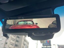 【デジタルインナーミラー】後席の大きな荷物や同乗者で後方が確認しづらい時でも安心！カメラが撮影した車両後方の映像をルームミラー内に表示。クリアな視界で状況の確認が可能です！