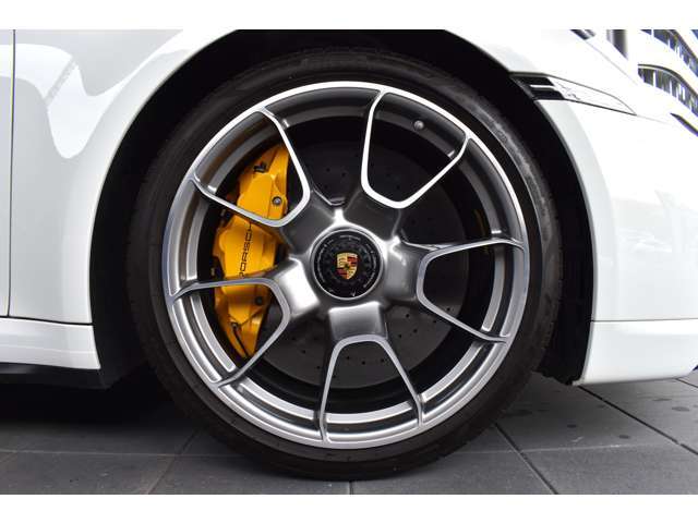 20-/21-inch 911 Turbo S Exclusive デザインホイール ￥379,000‐