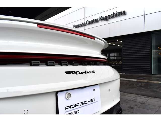 「PORSCHE」ロゴ ブラック ペイント仕上げ ￥44,000‐　モデル名ハイグロス ブラック ￥40,000‐
