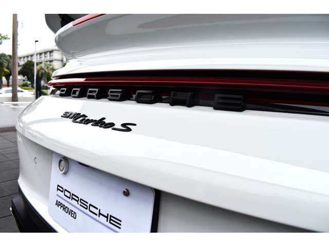 「PORSCHE」ロゴ ブラック ペイント仕上げ ￥44,000‐　モデル名ハイグロス ブラック ￥40,000‐